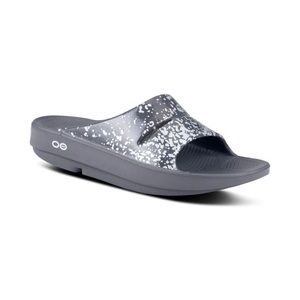 Oofos gray silver OOahh Limited Slide with revolutionary OOfoam women’s size 8